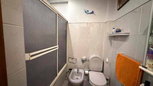 a small bathroom with a toilet and a sink at Casa Nautica in Paço de Arcos