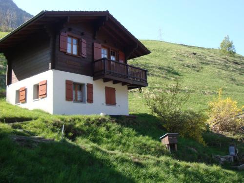 een huis aan de zijkant van een heuvel bij Cozy chalet in Bister near ski area in Betten