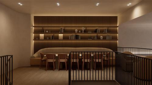 ein Zimmer mit Tisch, Stühlen und Regalen in der Unterkunft Little Something Hotel NYC in New York