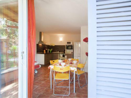 サンタ・ルシア・ディ・モリアニにあるBoutique Holiday Home in Poggio Mezzana on the Beachsideのキッチン、ダイニングルーム(テーブル、椅子付)