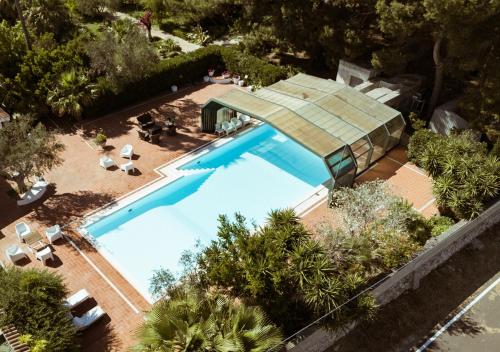 an overhead view of a swimming pool with a house at La Serra - Villa De Bonis in San Cesario di Lecce
