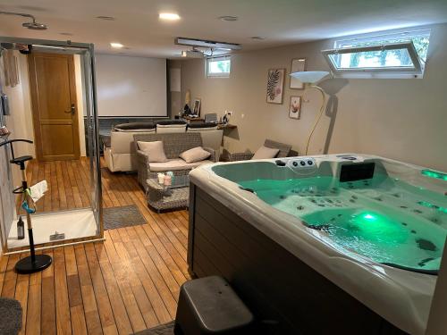 a room with a jacuzzi tub in a living room at Les Jardins de Valinor in Thénezay