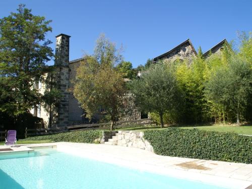FabrasにあるHoliday Home in Ardèche near Château de Ventadourの家の前のプール