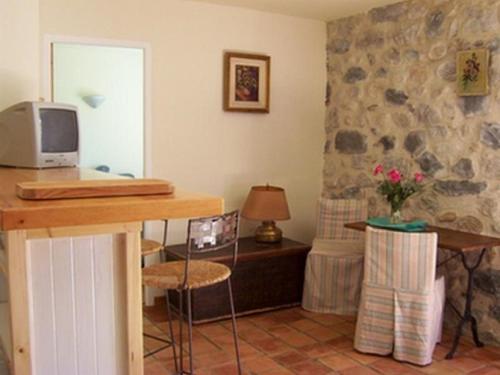 Cette chambre dispose d'un bureau et d'un ordinateur sur une table. dans l'établissement Holiday Home in Ardèche near Château de Ventadour, à Fabras