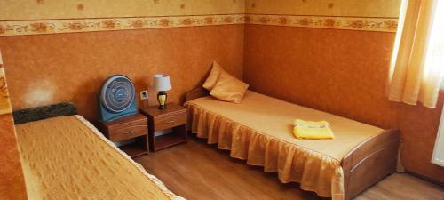 a room with two beds and a table with a lamp at Zajazd-Restauracja ELZA in Kutno