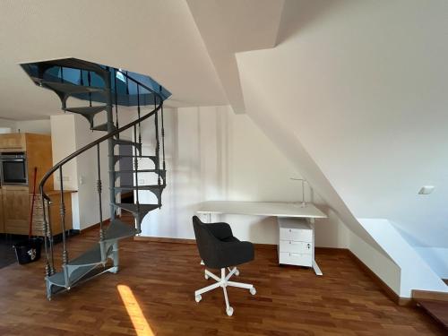 an office with a staircase and a desk and a chair at Charming Apartment Stade in Stade
