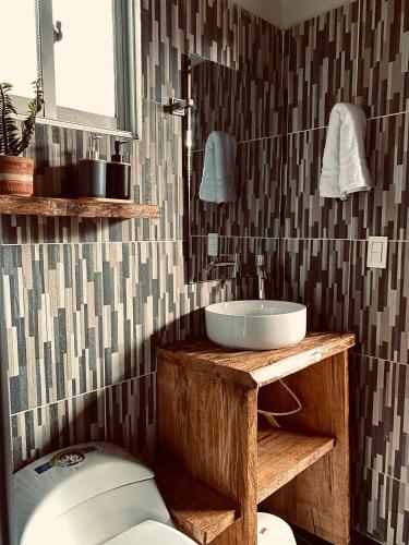 a bathroom with a toilet and a sink at Palmar el descanso bruma del balsal in Villeta