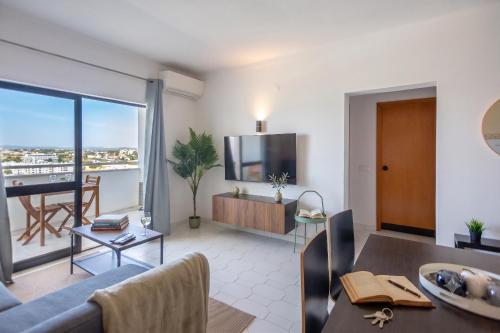 Premium Sea View Flat - 3 Pools, Jacuzzi & Hotel Bar