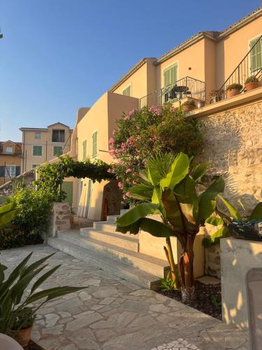 UNIQUE dans le Vieux-Nice! Appartement avec jardin et terrasse