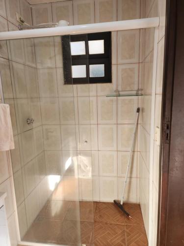 a shower with a mop in a bathroom at POUSO DO BEIJA FLOR in Paraty