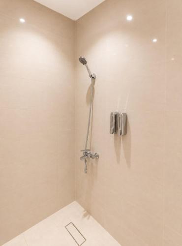 a bathroom with a shower in a room at OrbitNet - Anwarat in Medina