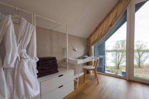 a bathroom with a sink and a desk with a mirror at Sen Topoli - Domy nad jeziorem I Sauna I Plaża I 30 min od Torunia in Mirakowo