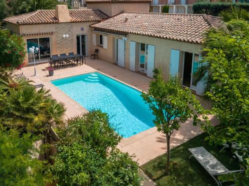 La Villa Estérelle — Vue golf piscine élégance