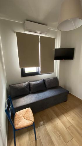 a living room with a couch and a chair at Se Soul in Asprovalta