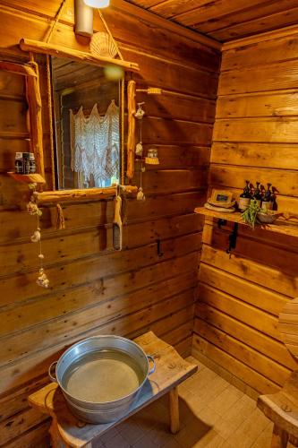 a wooden room with a large bowl on a table at Ala Sarise saunamaja in Sarise