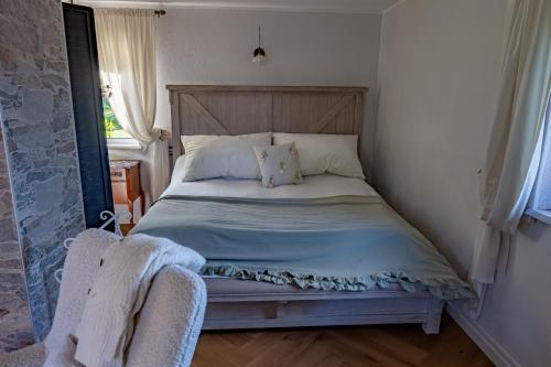 a bed with a wooden headboard in a bedroom at Ala Sarise saunamaja in Sarise