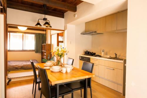 LEON RESORT HOTEL Max 13 people,5min walk Taisho Station,6 min from Shinsaibashi,9 min from Namba Dotonbori,14 min from Universal Studios Japan,Excellent location, entire detached house for private 最大13名 京セラドーム 梅田 難波 USJ 大阪観光