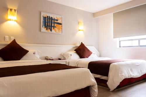 A bed or beds in a room at Hotel Regente