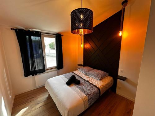 a bedroom with a bed with a black head board at BlakRiverHouse - Sèvre Niortaise in Niort