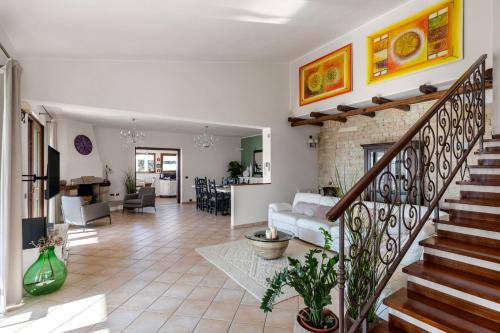 a living room with a staircase and a living room at Villa Cielo in Paceco