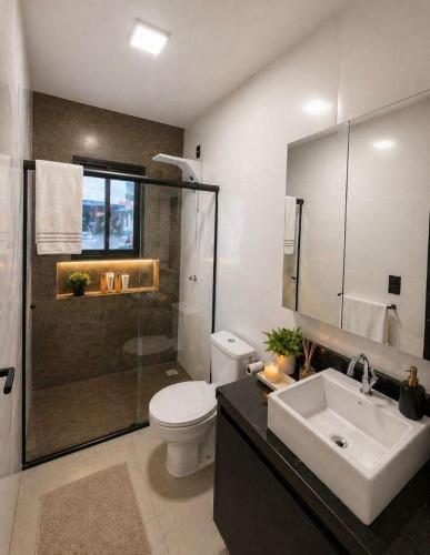 a bathroom with a toilet and a sink at Pousada Rancho do Sossego in Céu Azul