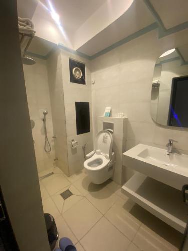a bathroom with a toilet and a sink at فندق قصر السدير in Baghdād