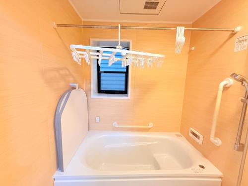 LEON RESORT HOTEL Max14people Shinosaka 1min Higashimikuni 4min Umeda 7min Nanba Shinsaibashi 14min USJ Great location Private House 最大14名 新大阪 新幹線 東三国 梅田 心斎橋 難波 立地最高 大阪観光