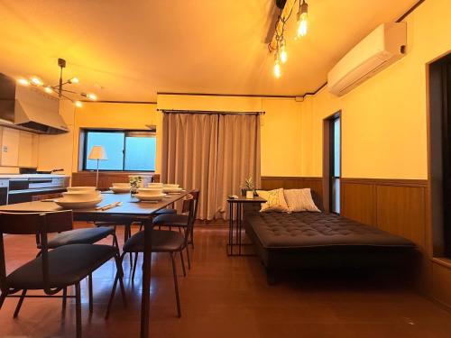 LEON RESORT HOTEL Max14people Shinosaka 1min Higashimikuni 4min Umeda 7min Nanba Shinsaibashi 14min USJ Great location Private House 最大14名 新大阪 新幹線 東三国 梅田 心斎橋 難波 立地最高 大阪観光