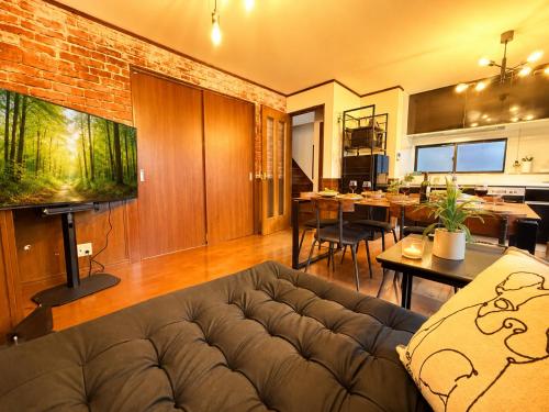 LEON RESORT HOTEL Max14people Shinosaka 1min Higashimikuni 4min Umeda 7min Nanba Shinsaibashi 14min USJ Great location Private House 最大14名 新大阪 新幹線 東三国 梅田 心斎橋 難波 立地最高 大阪観光
