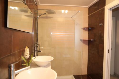 a bathroom with a toilet and a sink and a shower at Villa de Lujo con Piscina A 5 min de San Juan de los Terreros in Pulpí