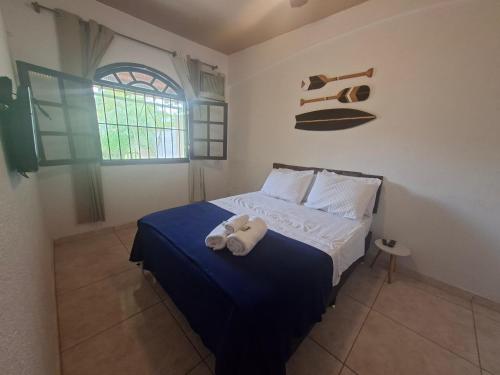 a bedroom with a bed with towels on it at Casa em Saquarema praia e verde in Saquarema