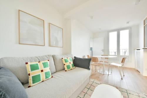 Eiffel Tower View 1BR Newly Renovated and Elegant