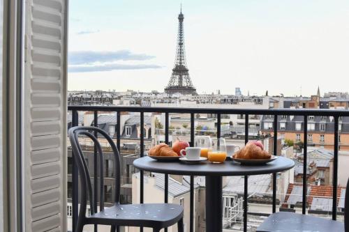 Eiffel Tower View 1BR Newly Renovated and Elegant