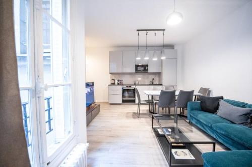 Eiffel Tower and Arc de Triomphe Elegant 1BR