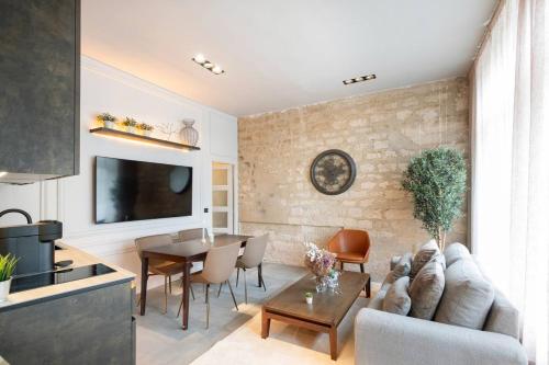 Elegant Marais 1BR Overlooking a Private Garden