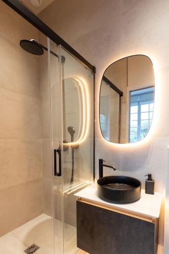 Elegant Marais 1BR Overlooking a Private Garden