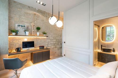Elegant Marais 1BR Overlooking a Private Garden