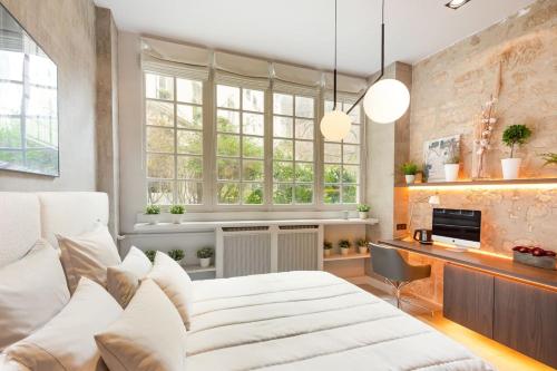 Elegant Marais 1BR Overlooking a Private Garden