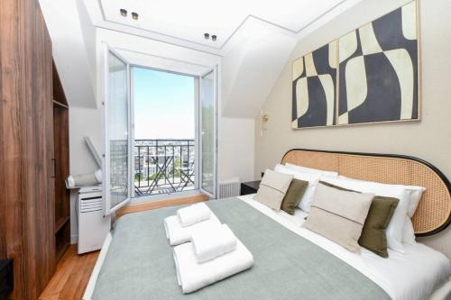 Sacre Coeur Eiffel Tower View Stylish Studio
