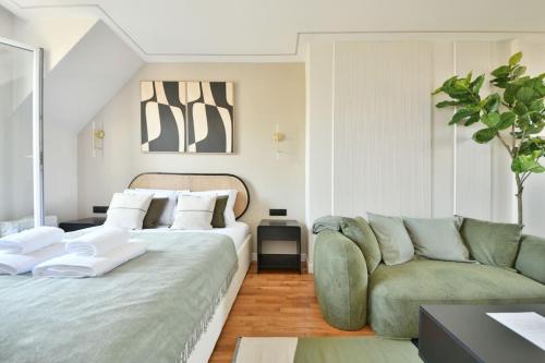 Sacre Coeur Eiffel Tower View Stylish Studio