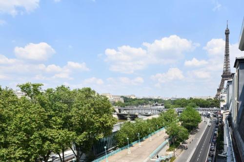 Stylish 1BR view of River Seine and Eiffel Tower
