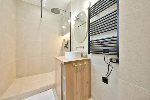 Stylish 1BR view of River Seine and Eiffel Tower
