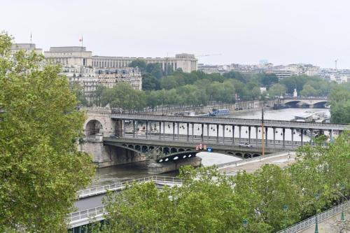 Stylish 1BR view of River Seine and Eiffel Tower