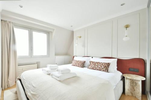 Eiffel Tower View Champs Elysees Prestige 1BR