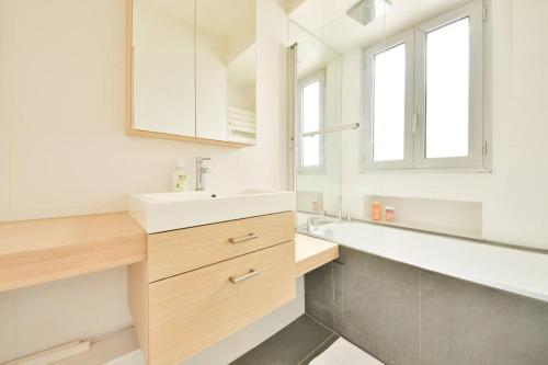 Eiffel Tower View Champs Elysees Prestige 1BR
