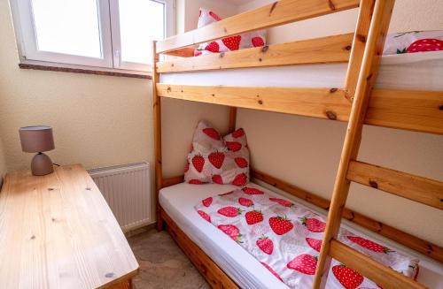 a small room with a bunk bed and a bunk bedouble at Ferienwohnung Mamma Rosa 1 in Wunsiedel