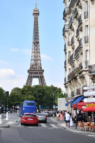 Newly furnished 2BR AC near Eiffel Tower