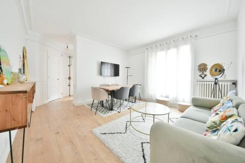 Newly furnished 2BR AC near Eiffel Tower