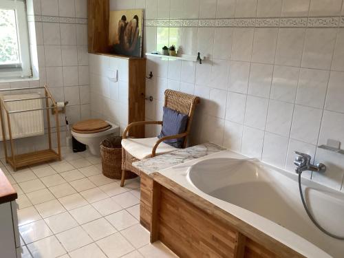 a bathroom with a tub and a toilet at Storchennest im Leinetal in Einbeck