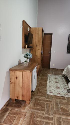 a room with a desk and a television in a room at Refugio MontSerrat in Urubici